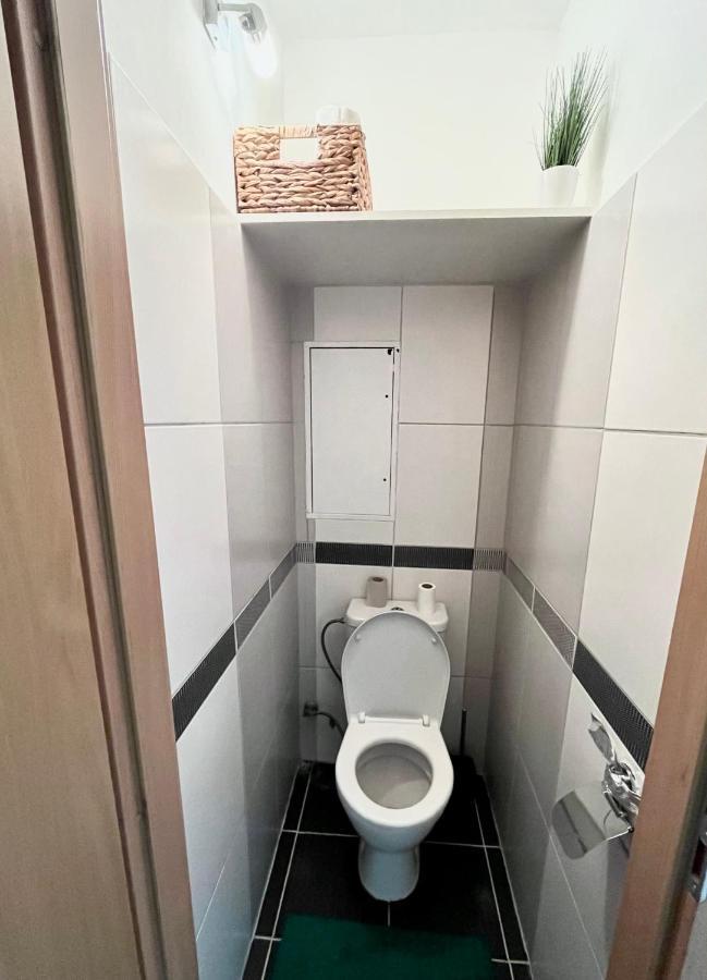 Elegant Escape Apartment - Free Parking, Easy Access To City Centre Bratislava Exterior foto
